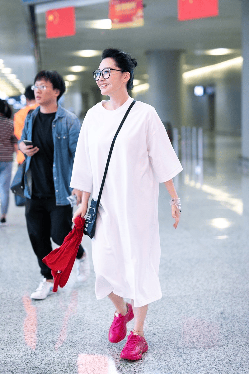 看了许晴的穿搭,我悟了:过了50的女人,不露背不露腰,才更高级
