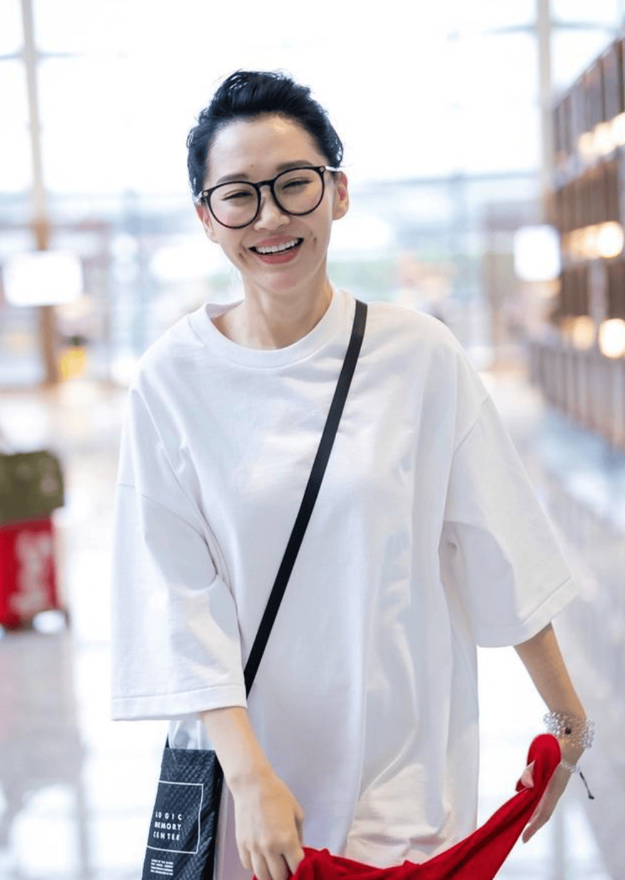 许晴医美太成功?穿t恤裙 围巾走机场,55岁脸光滑紧致无一丝皱纹