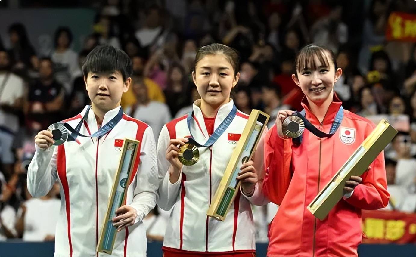 陈梦卫冕赛冠与孙颖莎深情相拥,有力回击"饭圈文化"之畸形现象