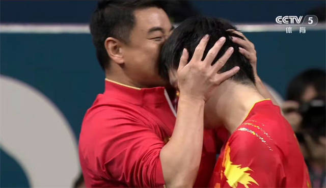 樊振东手捂金牌不松开!王皓抱着爱徒转圈,张继科多年前预言成真