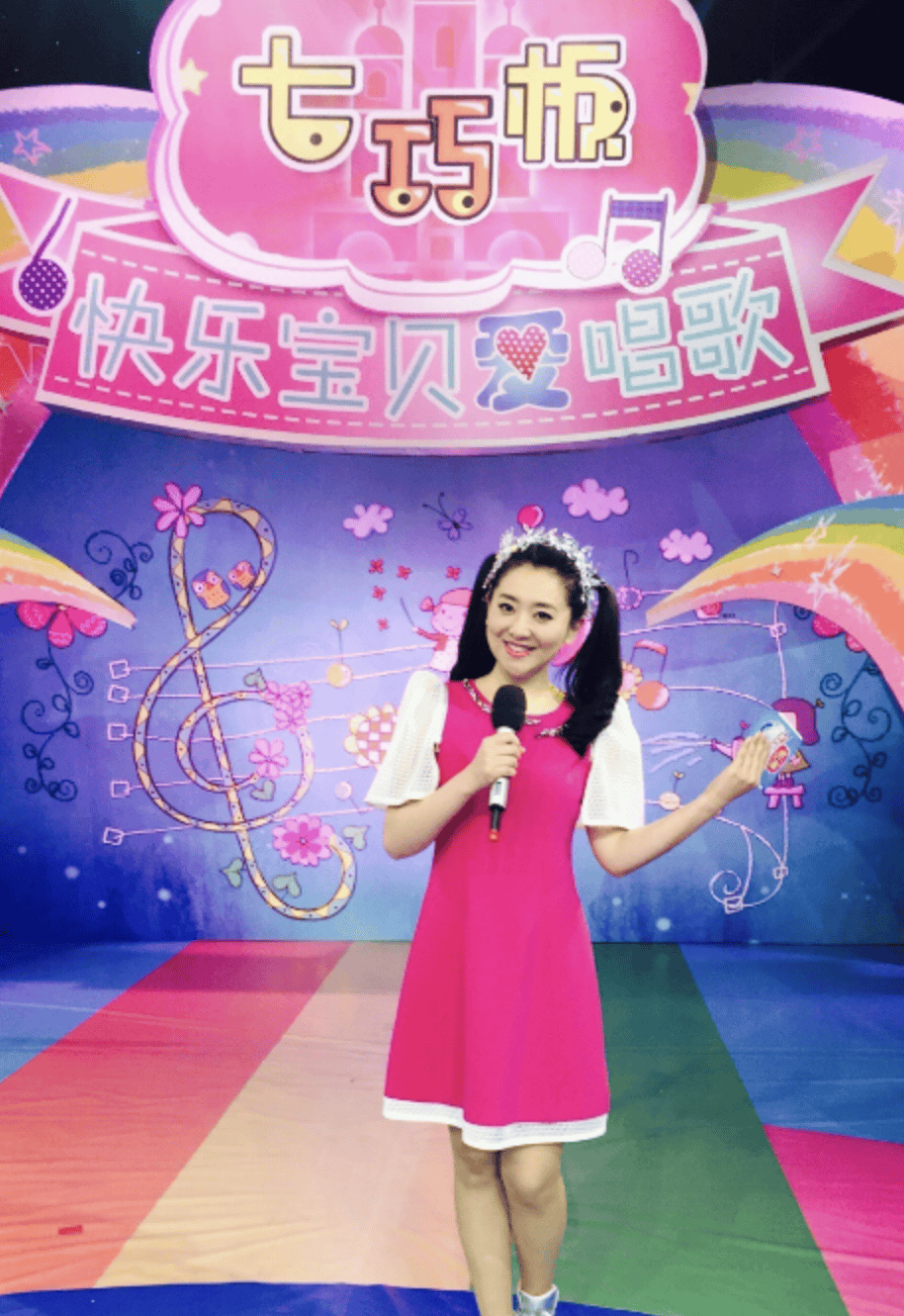 央视著名主持低调嫁豪门,39 岁生子,如今被宠成少女,她是谁?