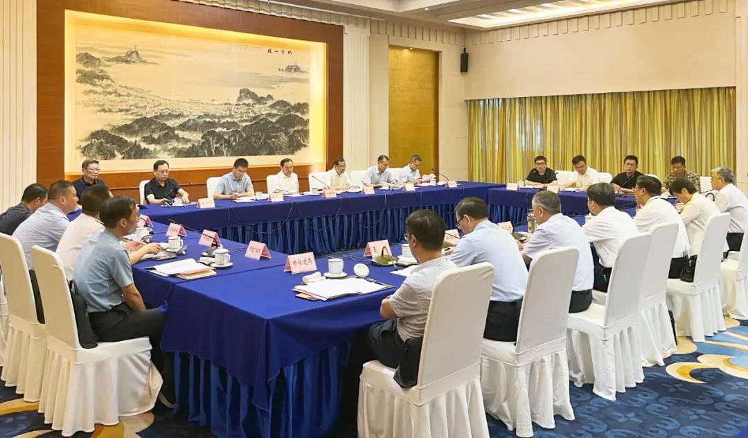 省人大社会委副主任委员万力,省人大社会委委员朱玉龙,省人大农业农村