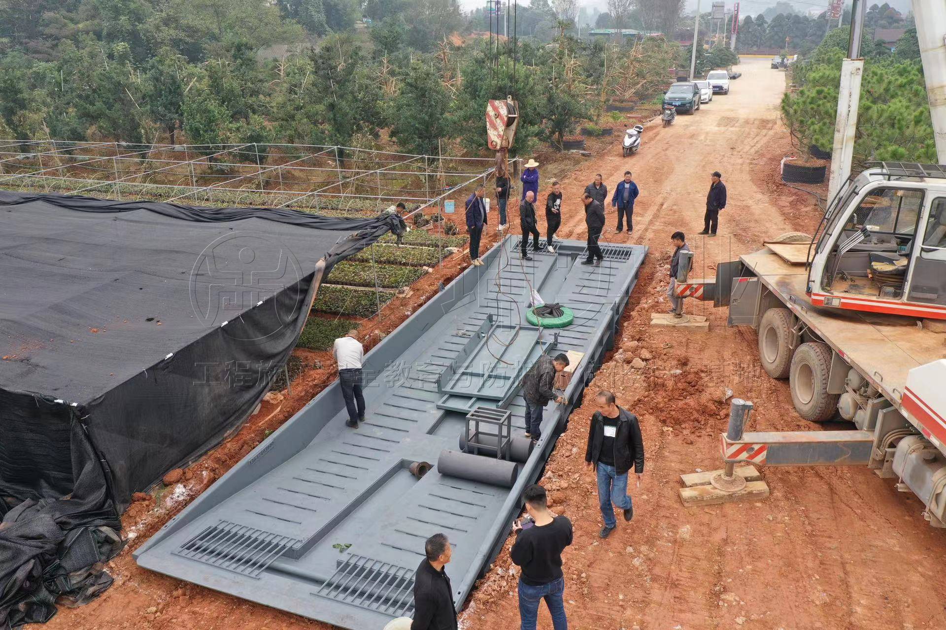 车辆携带大量泥土和粉尘,使用工地洗车