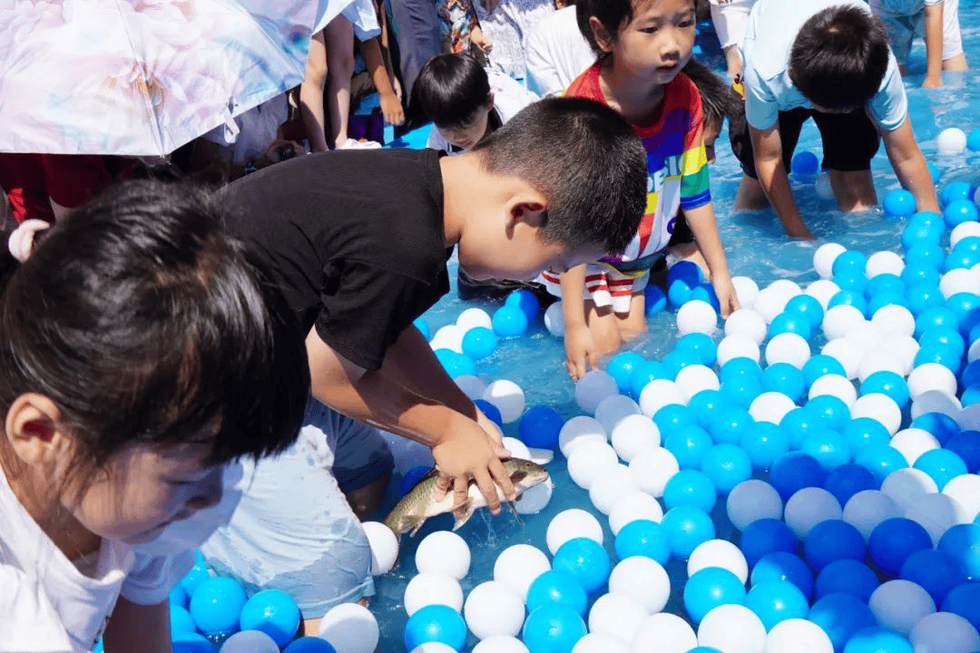 洛阳鸡冠洞:花式摸鱼,趣味十足!
