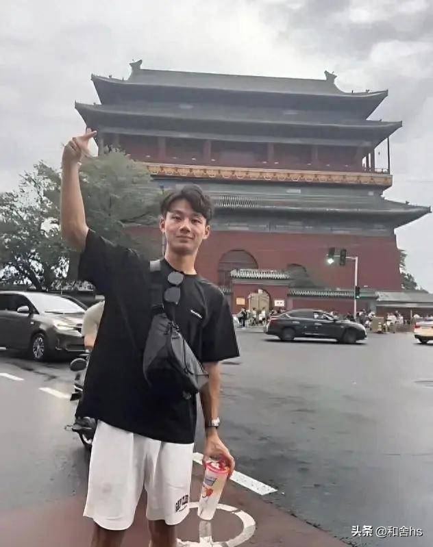 小伙帅气阳光,女孩甜美可人,两人的笑容让人忍不住心生羡慕.