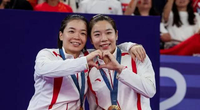 这一刻,12年的等待终于得到了回报,中国队再次斩获羽毛球女双金牌