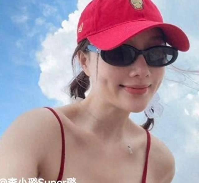 李小璐社交平台分享近照,身材完美少女感十足,和女儿甜馨像姐妹