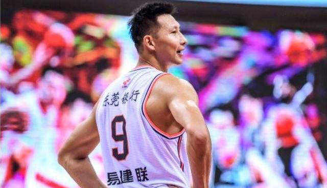 易建联训练秀单手暴扣,球迷调侃再战三年