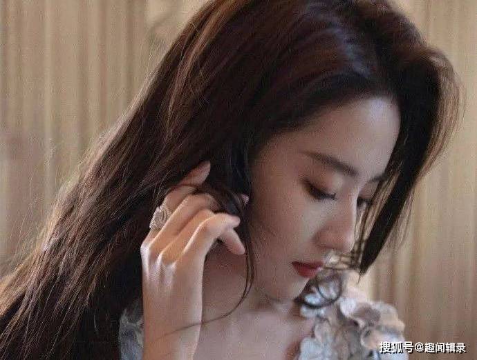 刘亦菲早年跟小姨合影,无美颜滤镜的年代,小姨竟比妈妈还漂亮!_周雯琼_家族_美貌