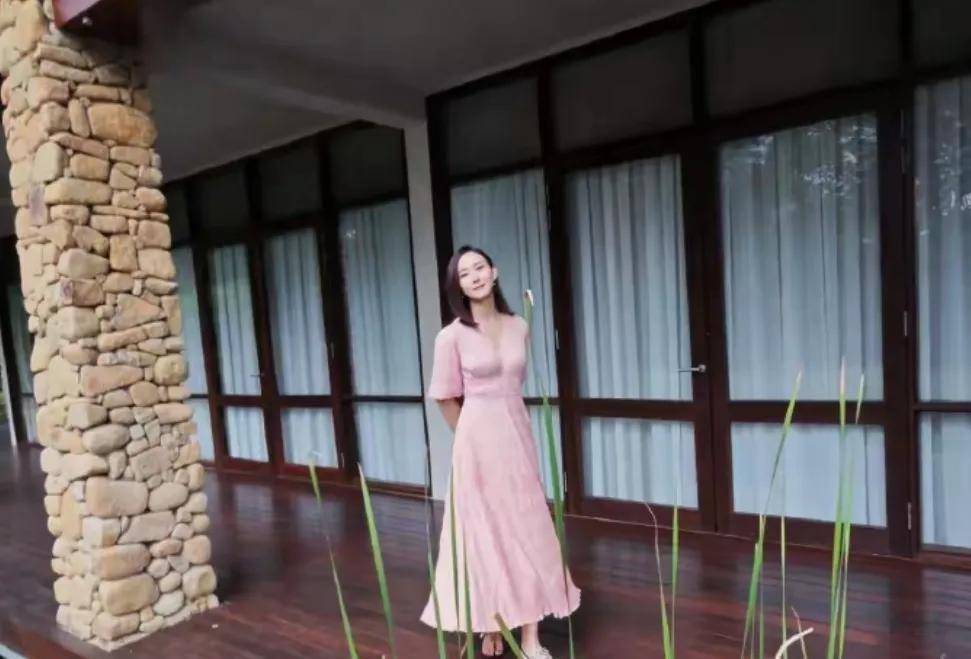 53岁胡静在自家千平豪宅拍照,穿粉裙优雅又减龄,这状态让人慕了