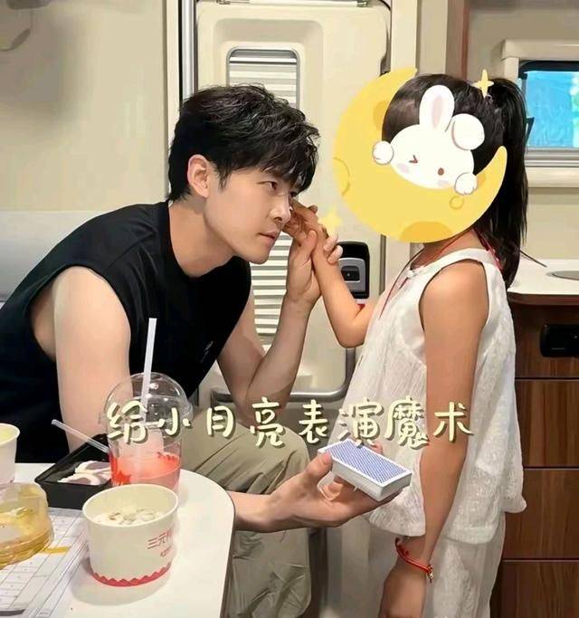 颖儿携女儿探班爸爸,一家三口温馨团聚,付辛博为女儿梳头好温柔