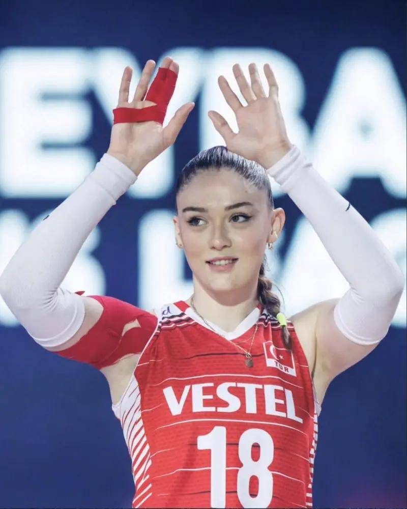 场上表现出色,她还以其青春活力和颜值爆表成为土耳其女排的颜值担当