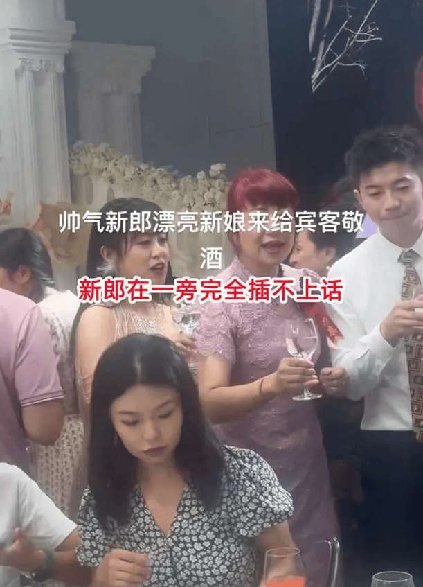 湖南婆婆领着儿媳敬酒,新郎乖乖跟着不插话,男子:主打一个听话