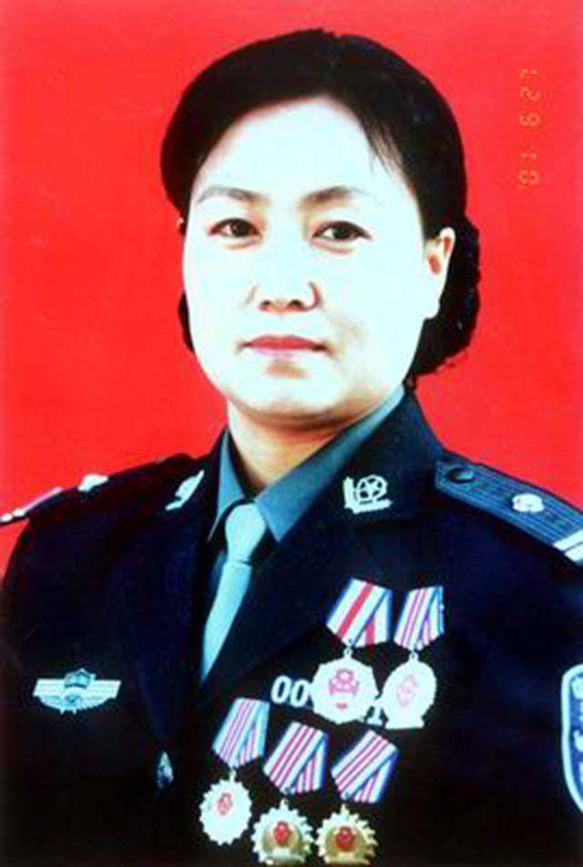 2004年,任长霞扫黑三年,因车祸殉职,涉案司机身上搜出60万支票