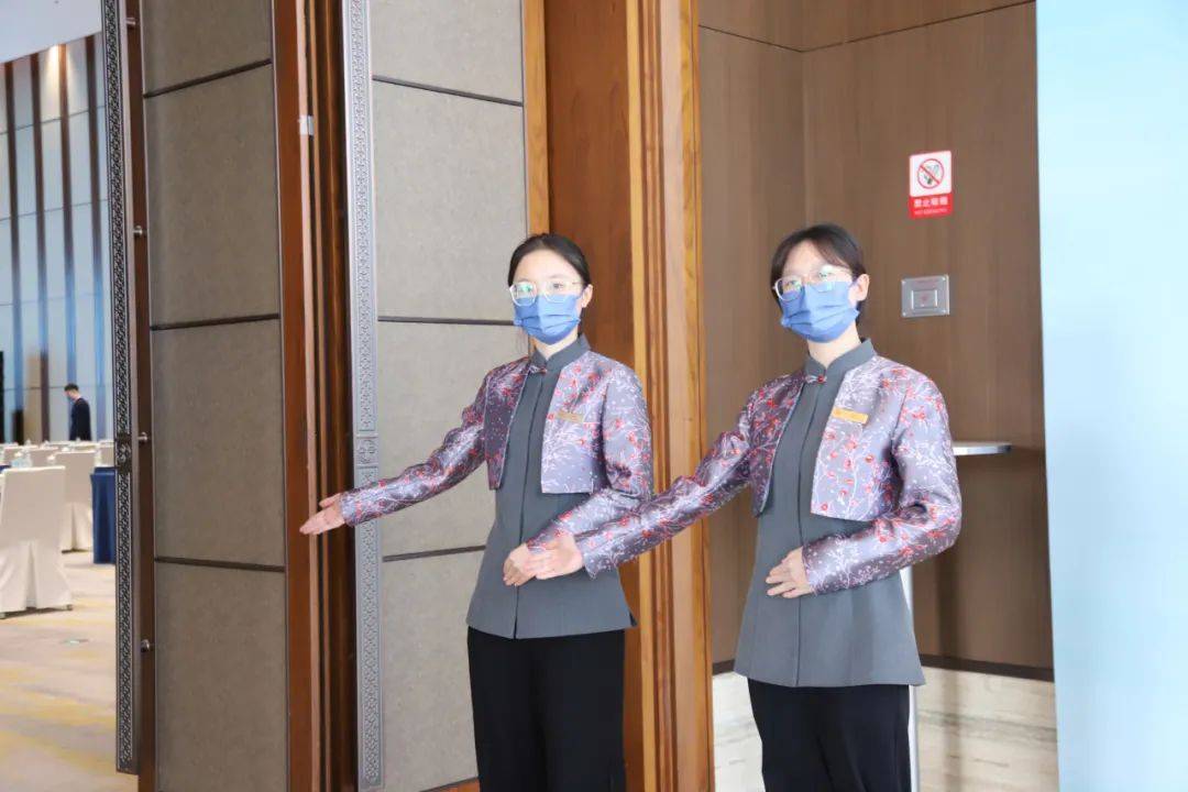 会议接待中,饭店专设迎宾服务小组,在客人入住报道和通往会场各个点位