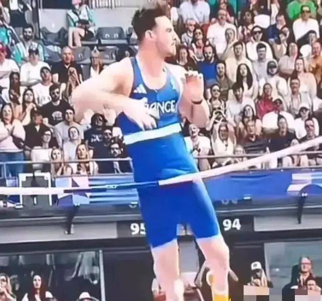 小弟坏了大事:法国选手裆部碰掉杆输了比赛,粉丝却涨10万,笑晕_安东尼