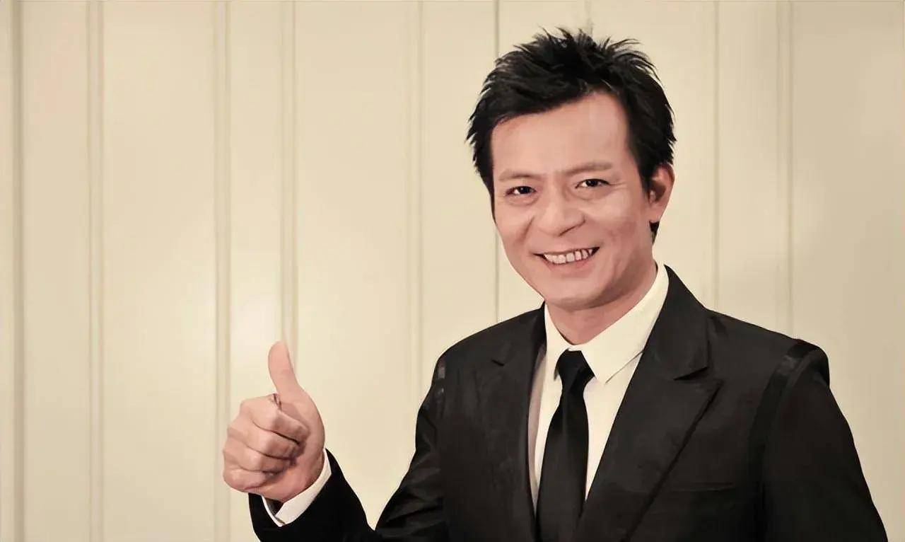 演员黄日华:妻子出轨选择大方原谅,生日时还与亡妻遗照合影_表演_照片