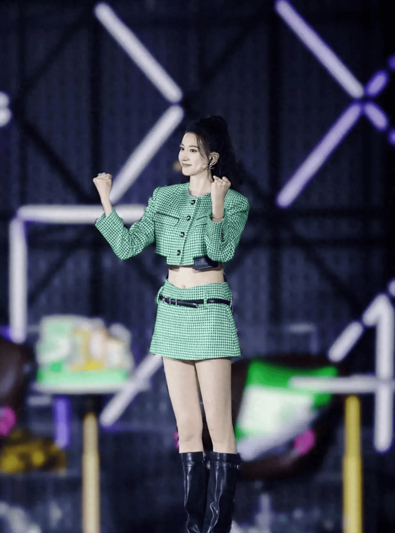 孙杨妻子张豆豆火出圈!一身露腰格子裙大长腿吸睛!