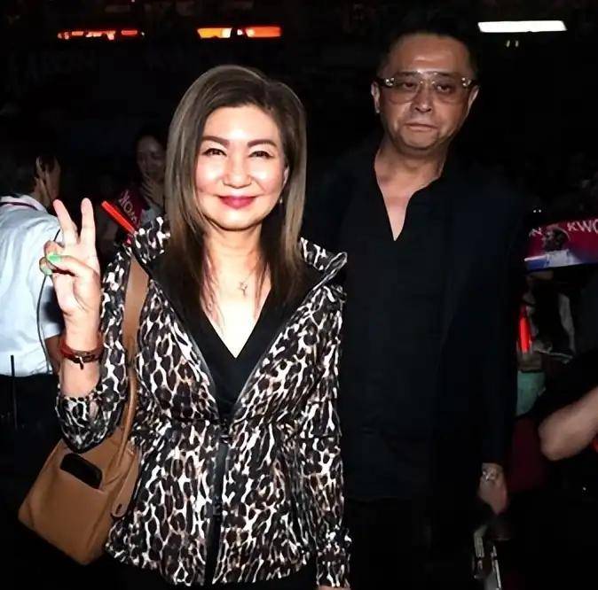 郭富城演唱会上的"宝藏女儿"，方媛大方让媒体拍照，网友：长得太漂亮了！-郭富城方媛官宣2015牵手图