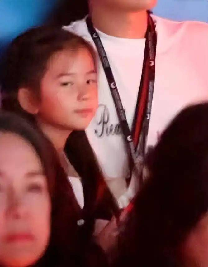 郭富城演唱会上的"宝藏女儿"，方媛大方让媒体拍照，网友：长得太漂亮了！-郭富城方媛官宣2015牵手图