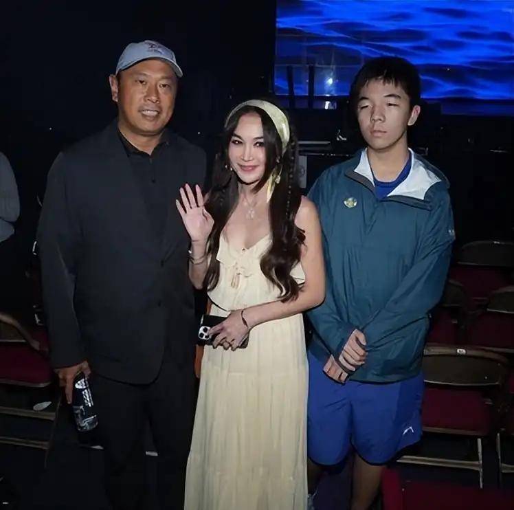 郭富城演唱会上的"宝藏女儿"，方媛大方让媒体拍照，网友：长得太漂亮了！-郭富城方媛官宣2015牵手图