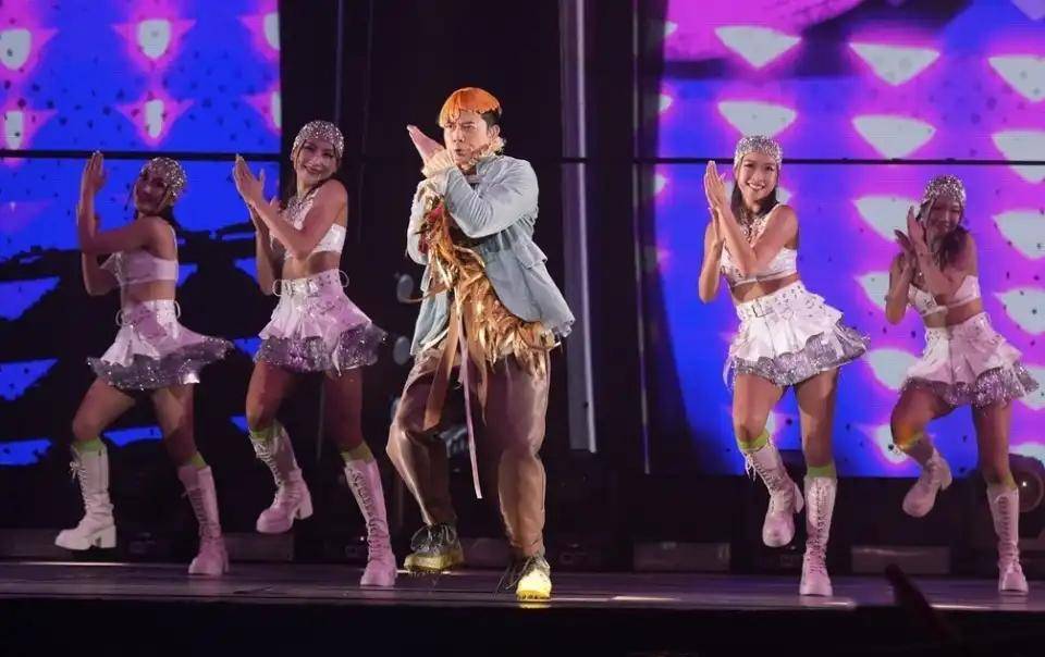 郭富城演唱会上的"宝藏女儿"，方媛大方让媒体拍照，网友：长得太漂亮了！-郭富城方媛官宣2015牵手图