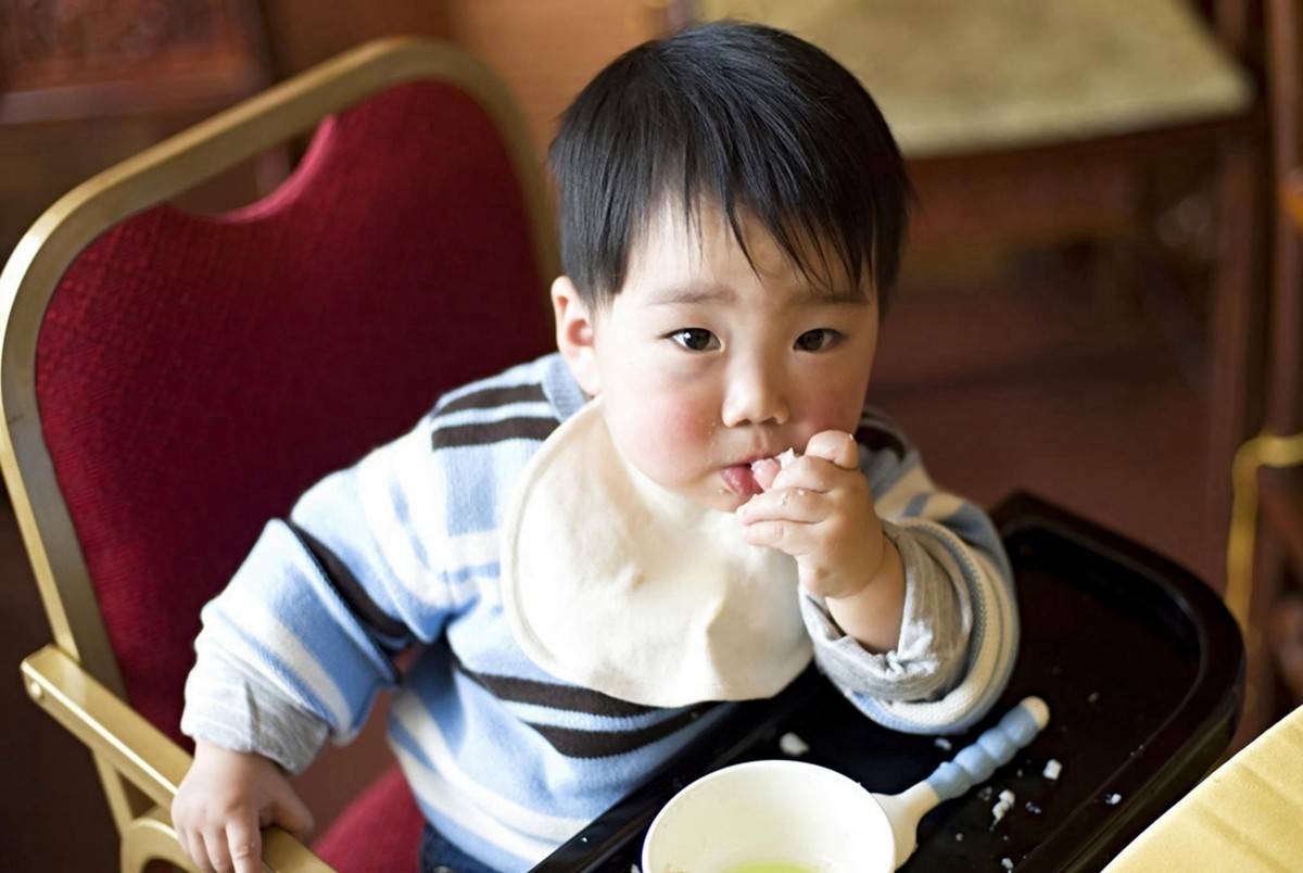 饮食习惯对儿童的影响大吗(孩子不认真吃饭应该怎么引导)