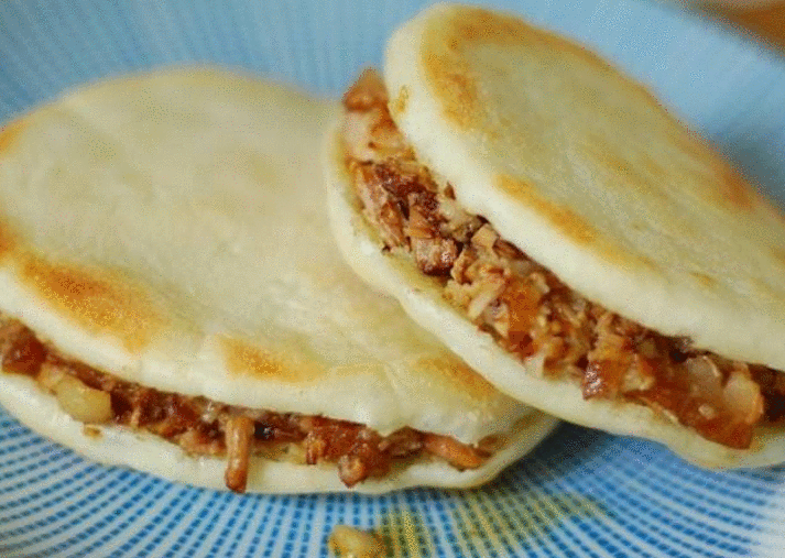 原创            为什么做肉夹馍时要将里面的肉剁碎, 而不是放整块肉? 吃过才知道-肉夹馍为啥
