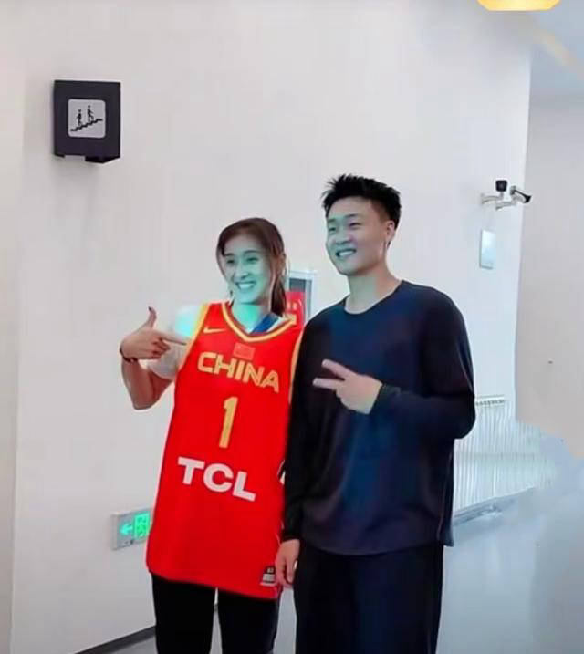 赵睿与美女互动引热议:揭开新疆女篮球员王雪朦的真实身份