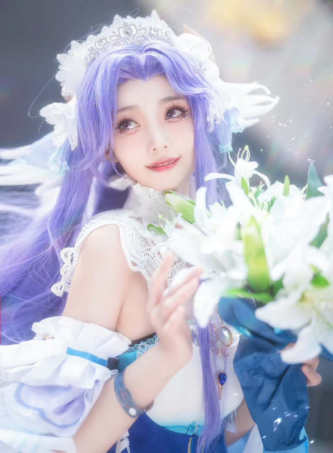 走路摇cos大乔,身穿白丝,手捧鲜花,妆容超精致,可以原地出道