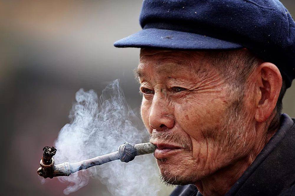 老人抽旱烟与香烟,哪个对身体健康的危害少一点?你需清楚