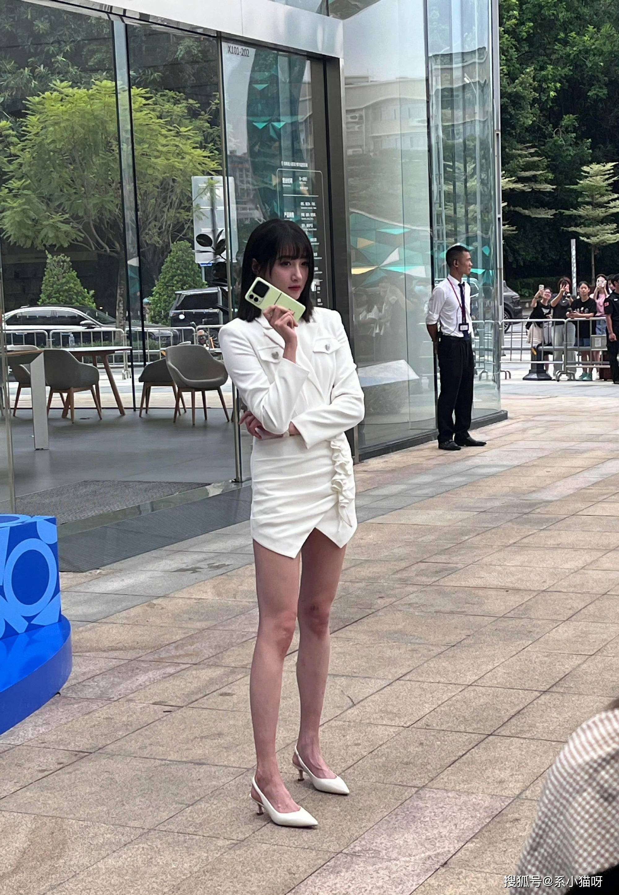 关晓彤的白皙大长腿,路人抓拍,真是太迷人了 ​​​!