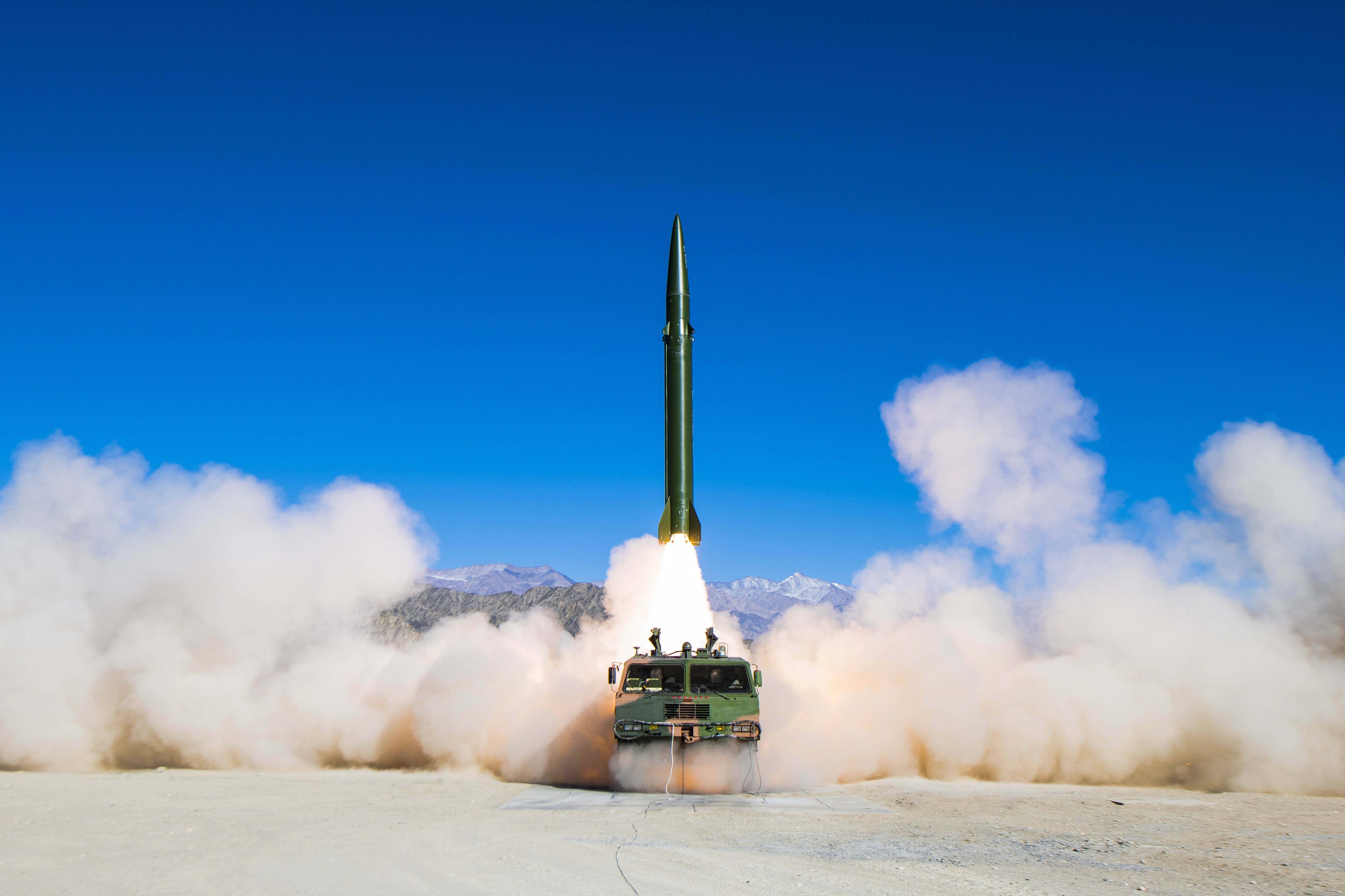 中国火箭军有多猛?拥有上干枚导弹,七分钟就能摧毁美军事基地