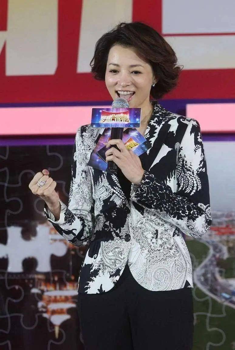 董卿隐退4年,她到底在躲什么?央视一姐的自由生活背后藏着惊人秘密