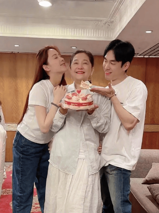 欧阳妮妮张书豪闪婚登记,娱乐圈再添新婚夫妇