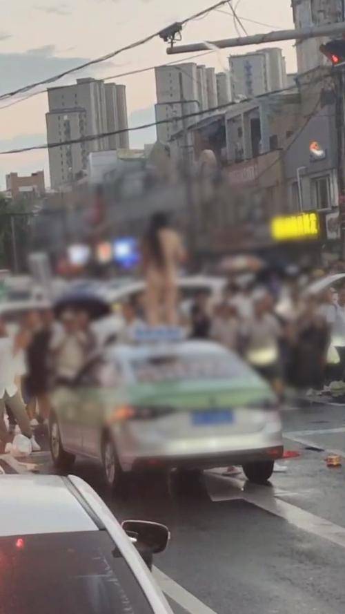 女子脱光站车顶跳舞被拍!