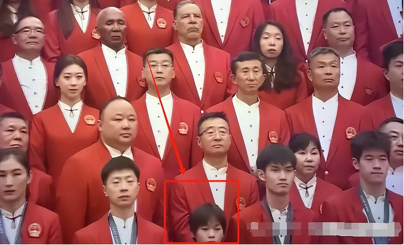 原创            背小乌龟包包逛街，全红婵给妈妈买手机！买好礼物，准备回家探亲-乌龟壳双肩包图片大全