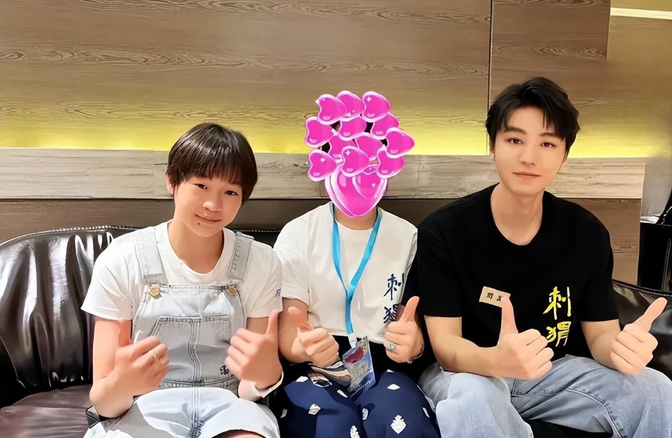 原创            背小乌龟包包逛街，全红婵给妈妈买手机！买好礼物，准备回家探亲-乌龟壳双肩包图片大全