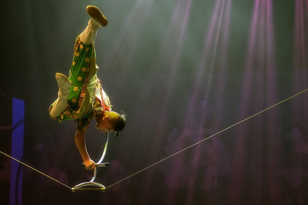杂技演员走钢丝坠落背后的故事:一次私自换绳的惊险事件