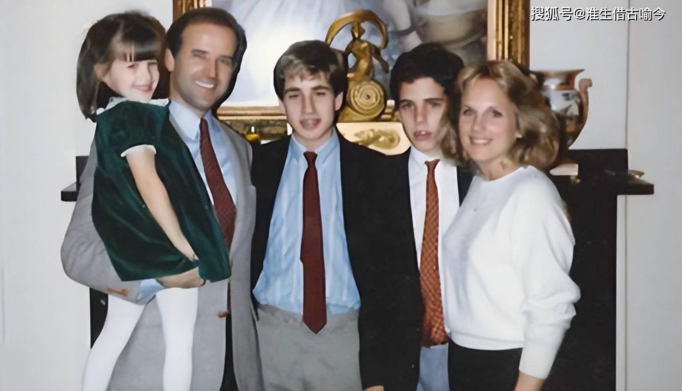 81岁拜登,在家人的陪伴下哭着发表了告别总统演讲,获得掌声一片