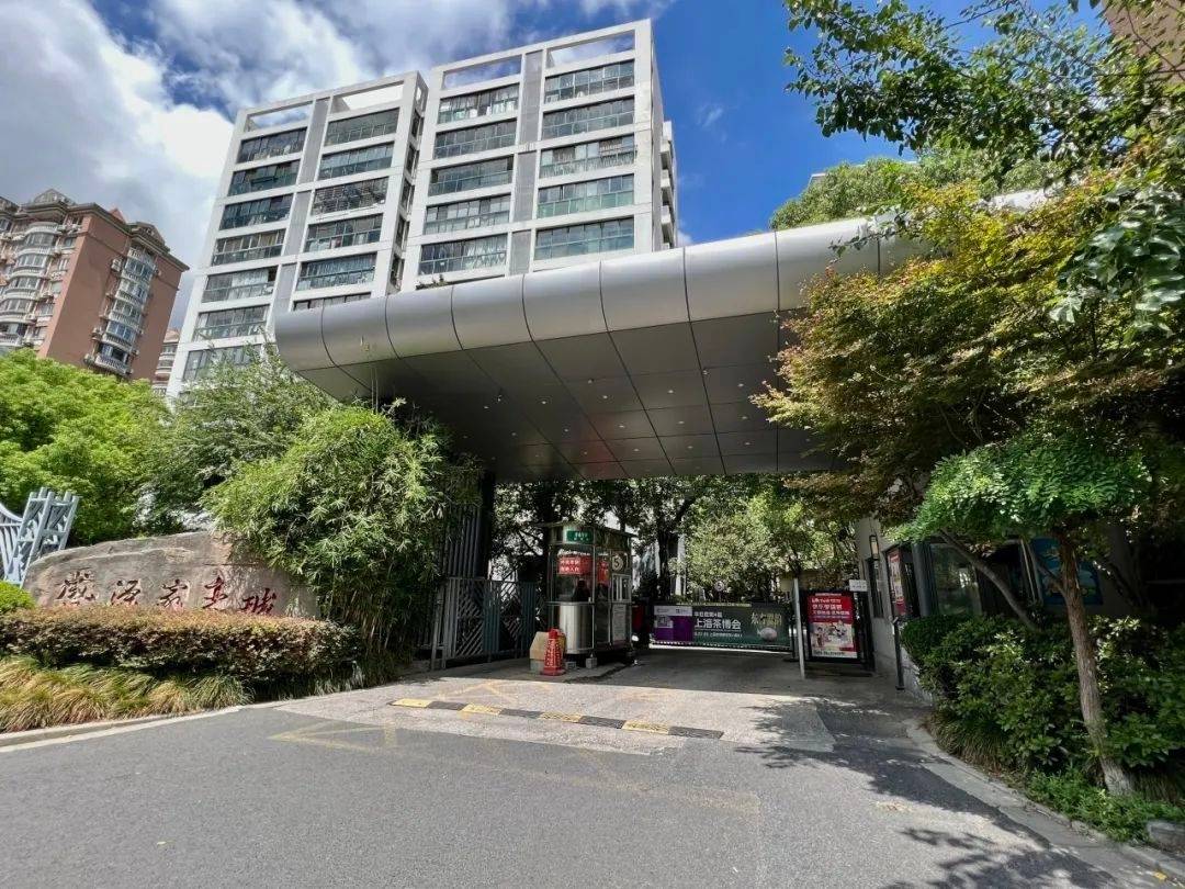 东近共和新路辅路,共有柳营路,泽州路两大出入口,分别位于小区的东南