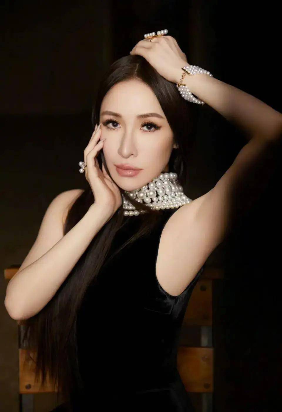 萧亚轩伤病缠身事业受阻,百万婚礼演出也接不了?
