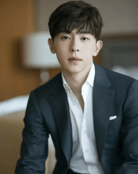 邓伦雪藏后现身北京名展,穿搭随意弯腰驼背,破洞牛仔暴露辛酸!