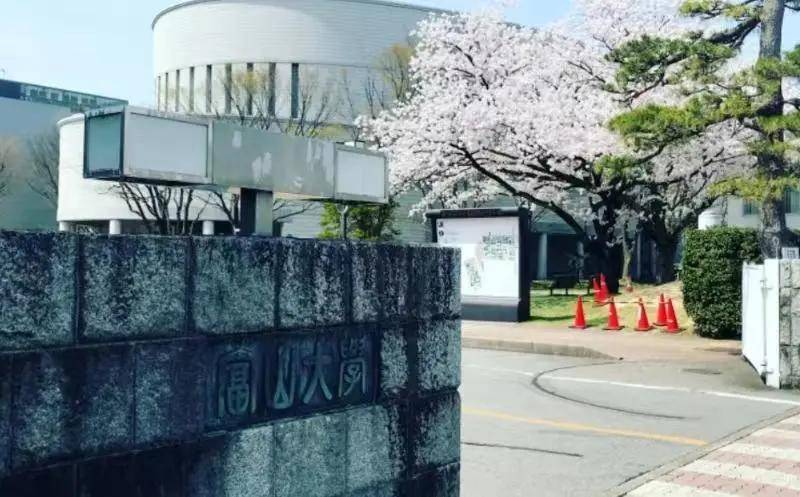 山形大学是山形市的国立大学,拥有医学部和工学部等六个学部,其理科和
