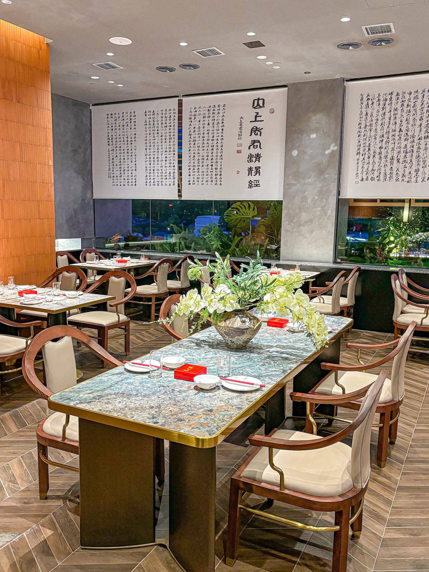 餐厅外的空间自带高级感,拾级而上,步入店内后更能感受到独特的质感.