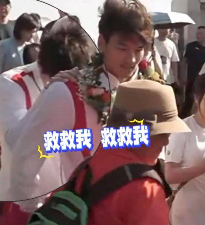 原创            潘展乐回家乡“i”人属性大爆发，面对群众低头害羞躲在徐嘉余身后-潘周展职称