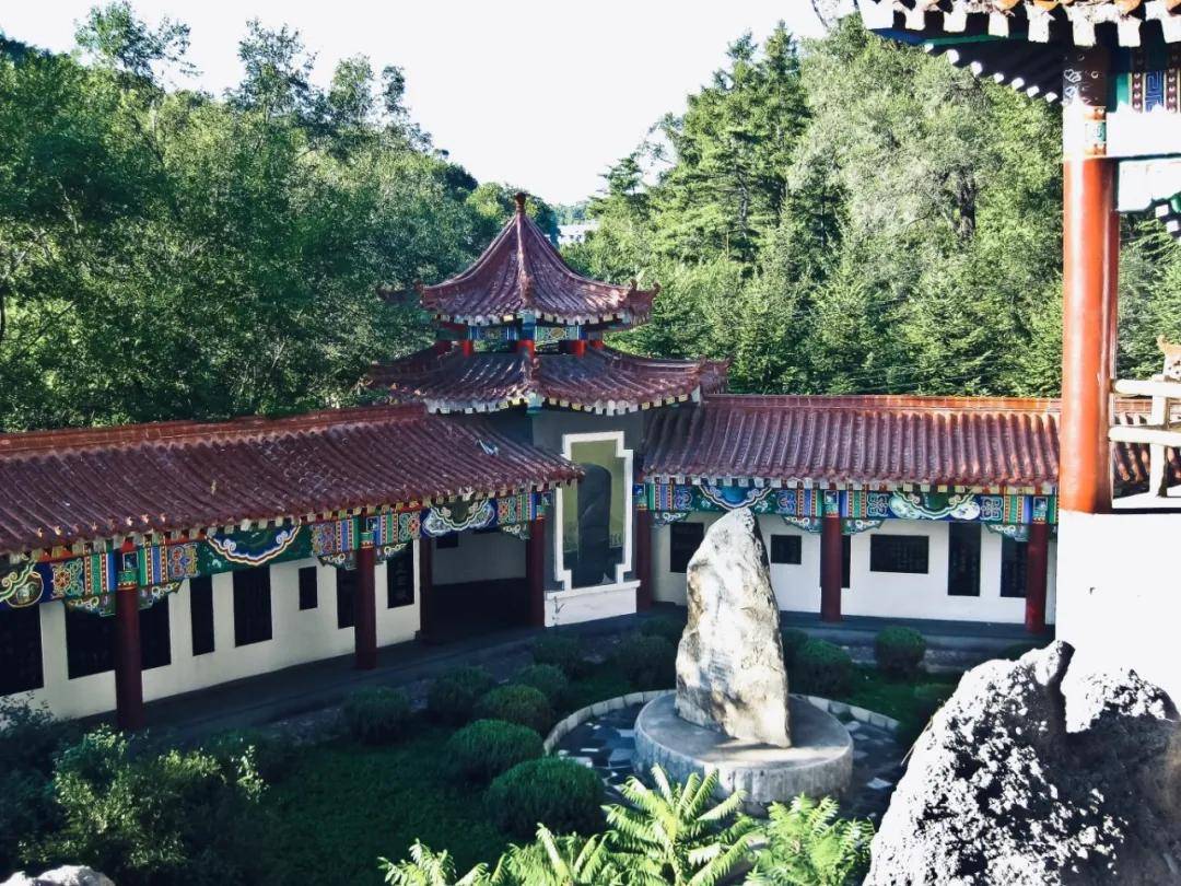 晚上的玉皇山,在夜景的衬托下,这座金灿灿的望江亭,仿佛在云端,在天上
