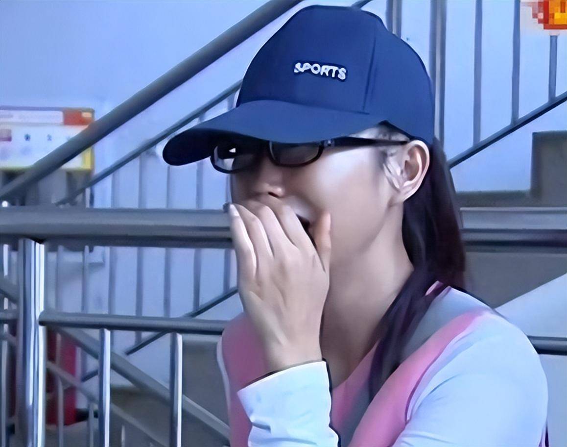 岳跃一直认为爱情应该是童话故事.王子骑着白马来迎接