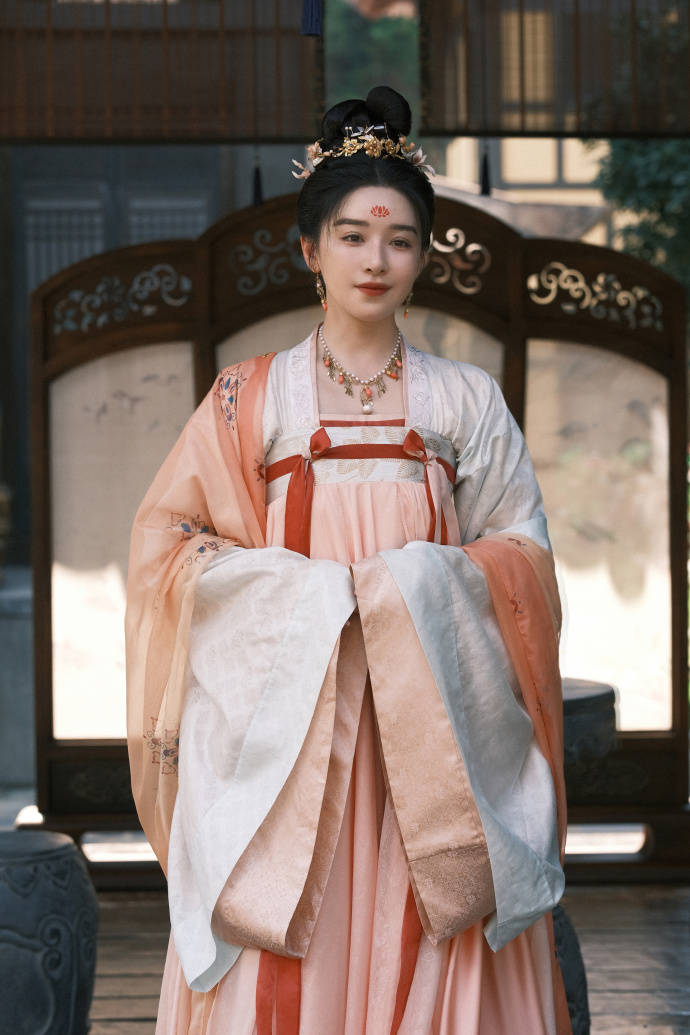 此次,阚清子饰演尉迟华,单从剧照来看,阚清子既有娇滴滴的小姑娘,又有