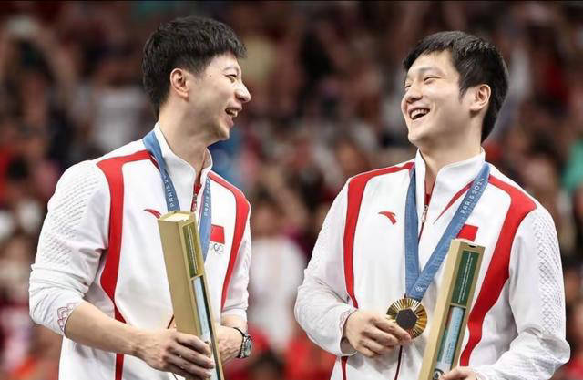 马龙樊振东互赠签名球拍,见证优秀人的相惜之情